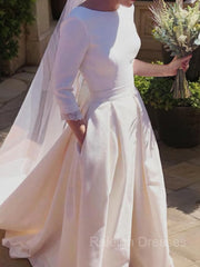 A-Line / Princess Scoop Sweep Train Stretch Robes de mariée crêpe avec volants